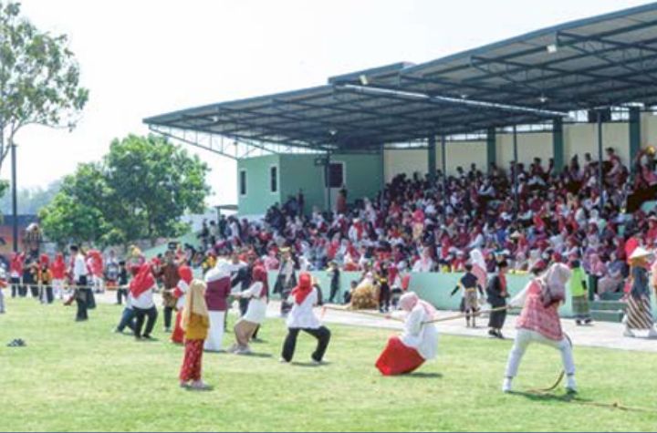 KOMPAK: Lomba tarik tambang peringatan HUT ke-79 RI antara wali santri di SD Islam Bani Hasyim pada Sabtu (31/8) lalu. Kegiatan itu berlangsung meriah.