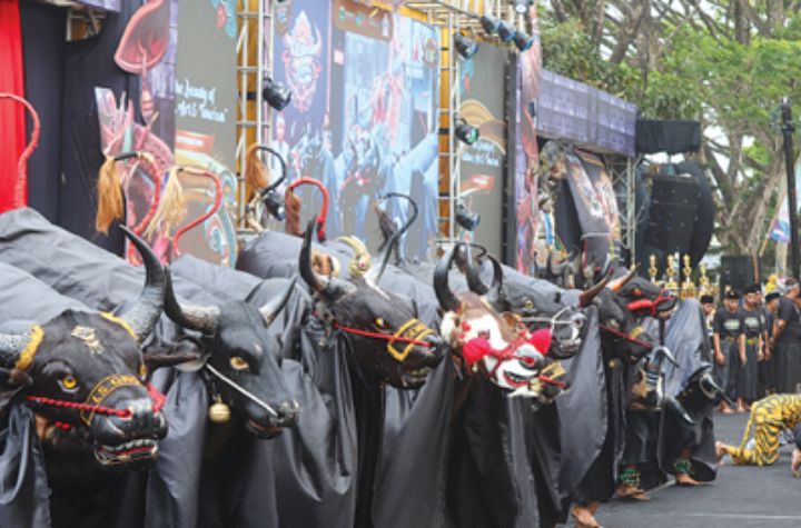 Bantengan mberot sedang beraksi di panggung Kanjuruhan Bantengan Festival (KBF) Kabupaten Malang, beberapa waktu lalu.