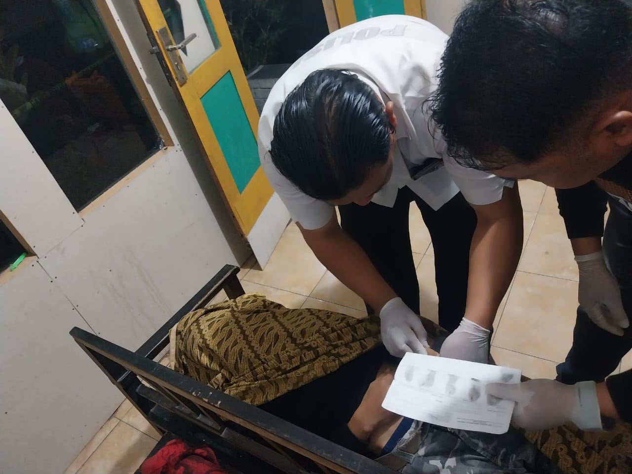 CARI PENYEBAB: Polisi mengidentifikasi jenazah korban di rumah duka, RT 5 RW 3 Desa Kemantren, Kecamatan Jabung, Senin lalu (2/9)