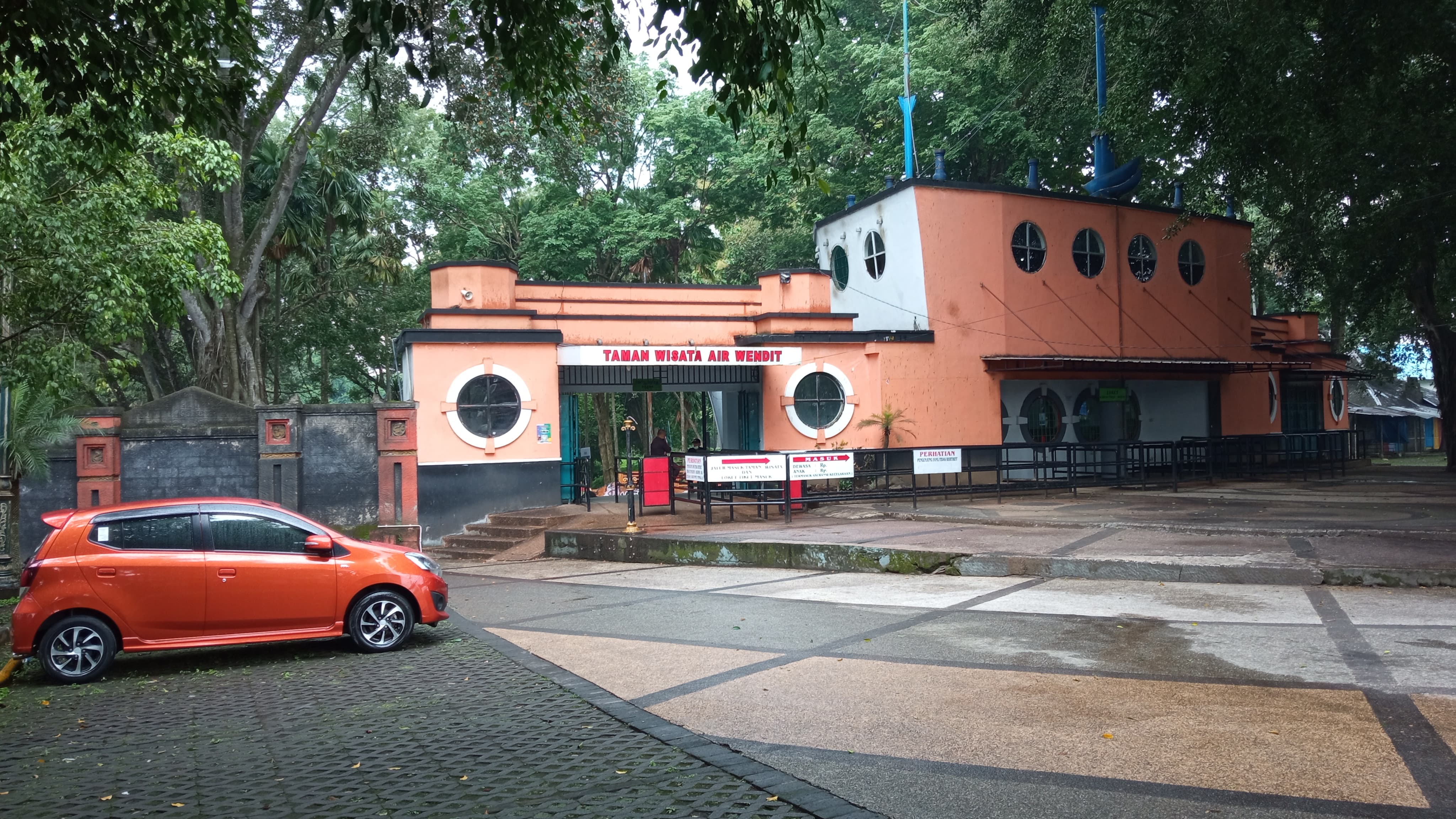 TAMBAH PAD: Seorang petugas berjaga di pintu utama Taman Wisata Air Wendit