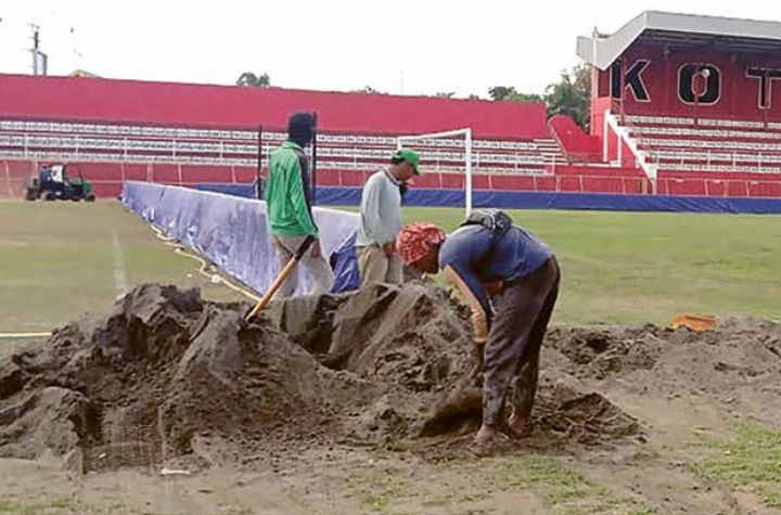PROGRES POSITIF: Rumput lapangan Stadion Soepriadi mendapat perawatan intensif kemarin. Perbaikan tuntas bulan Oktober.