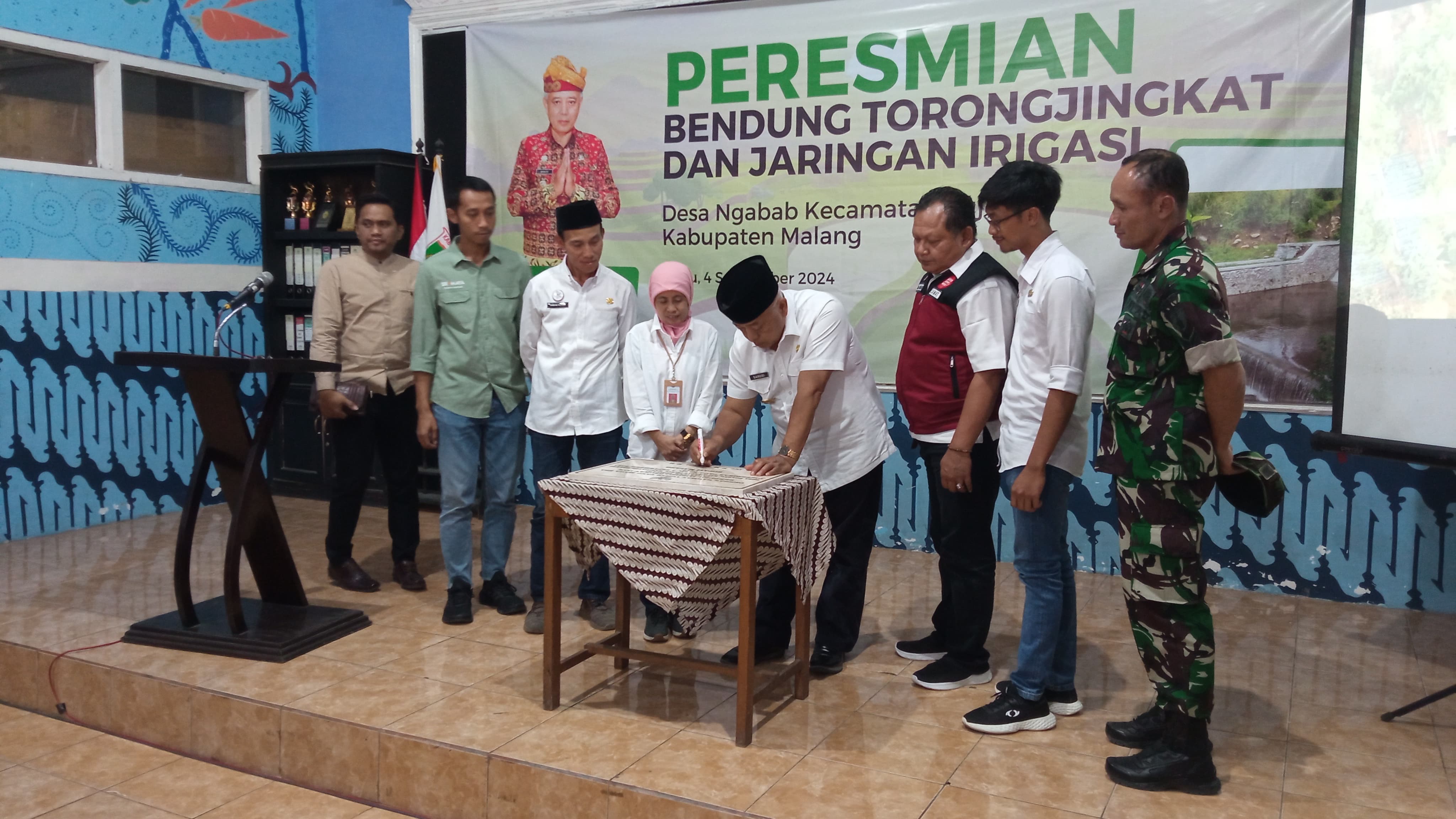 PROYEK IRIGASI: Bupati Malang H M. Sanusi menandatangani peresmian Bendung Torongjingkat di Desa Ngabab, Kecamatan Pujon kemarin (4/9).