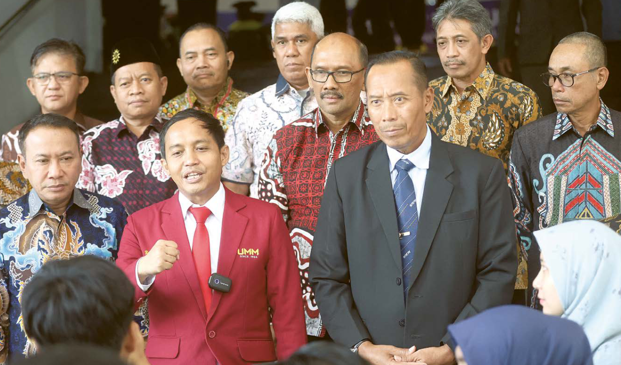 JAWAB RUMOR: Wamen ATR Raja Juli Antoni (jas merah) didampingi mantan Rektor UMM periode 2020-2024 Prof Dr Fauzan MPd (kanan) menemui awak media kemarin.