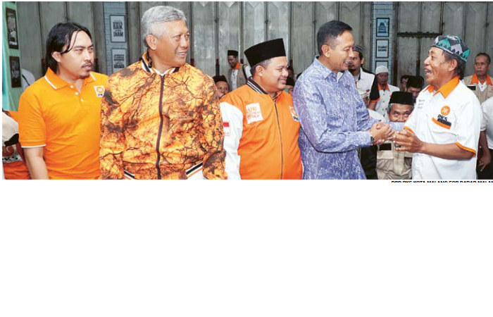 KONSOLIDASI: Calon Wali Kota Malang Wahyu Hidayat (dua dari kanan) melakukan konsolidasi dengan Partai Keadilan Sejahtera pada Senin malam (2/8).
