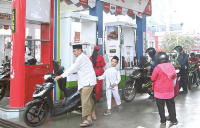 BANDEROL NAIK: Sejumlah pengendara mengantre di SPBU Ciliwung, kemarin. Kenaikan harga Pertamax menyumbang angka inflasi bulan Agustus.