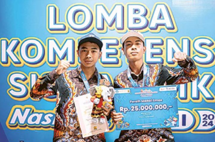 MEMBANGGAKAN: Siswa SMK Muhammadiyah 1 Kepanjen Deni Prasetya dan Dimas Firmansyah meraih medali emas di ajang Lomba Kompetensi Siswa (LKS) tingkat nasional di Lampung, 24 Agustus lalu.