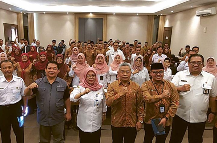 EDUKASI MEDIA: Kepala Cabang Dinas Pendidikan Provinsi Jatim wilayah Kabupaten Malang-Batu Ema Sumiarti bersama Direktur Jawa Pos Radar Malang Tauhid Wijaya.