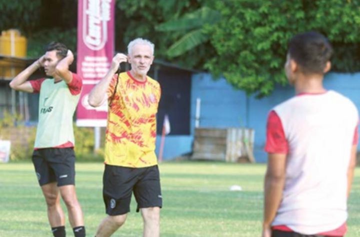 PERBAIKI KEKURANGAN: Joel Cornelli (tengah) memberi instruksi dalam sesi latihan game internal di ARG Soccer Field kemarin.