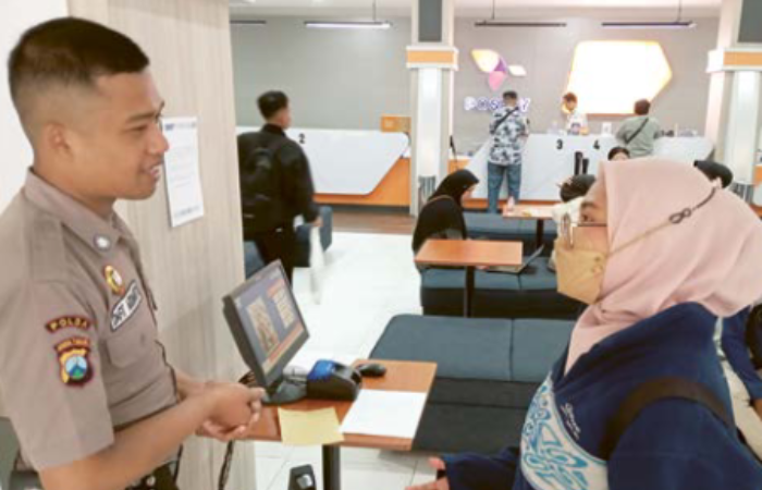 SUSAH PAYAH: Salah satu pelamar CPNS menanyakan stok E-Meterai di Kantor Pos Malang kemarin siang