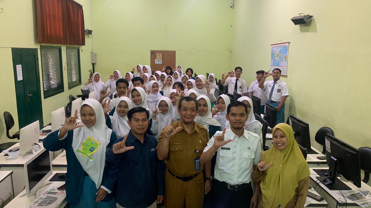 PERKUAT LITERASI : Kepala Sekolah Dr Basuki Agus Priyana Putra MPd (tengah) mendampingi langsung kegiatan JGTS bersama seluruh siswa ekstrakurikuler jurnalistik, gelis merdeka dan mitreka baca SMAN 1