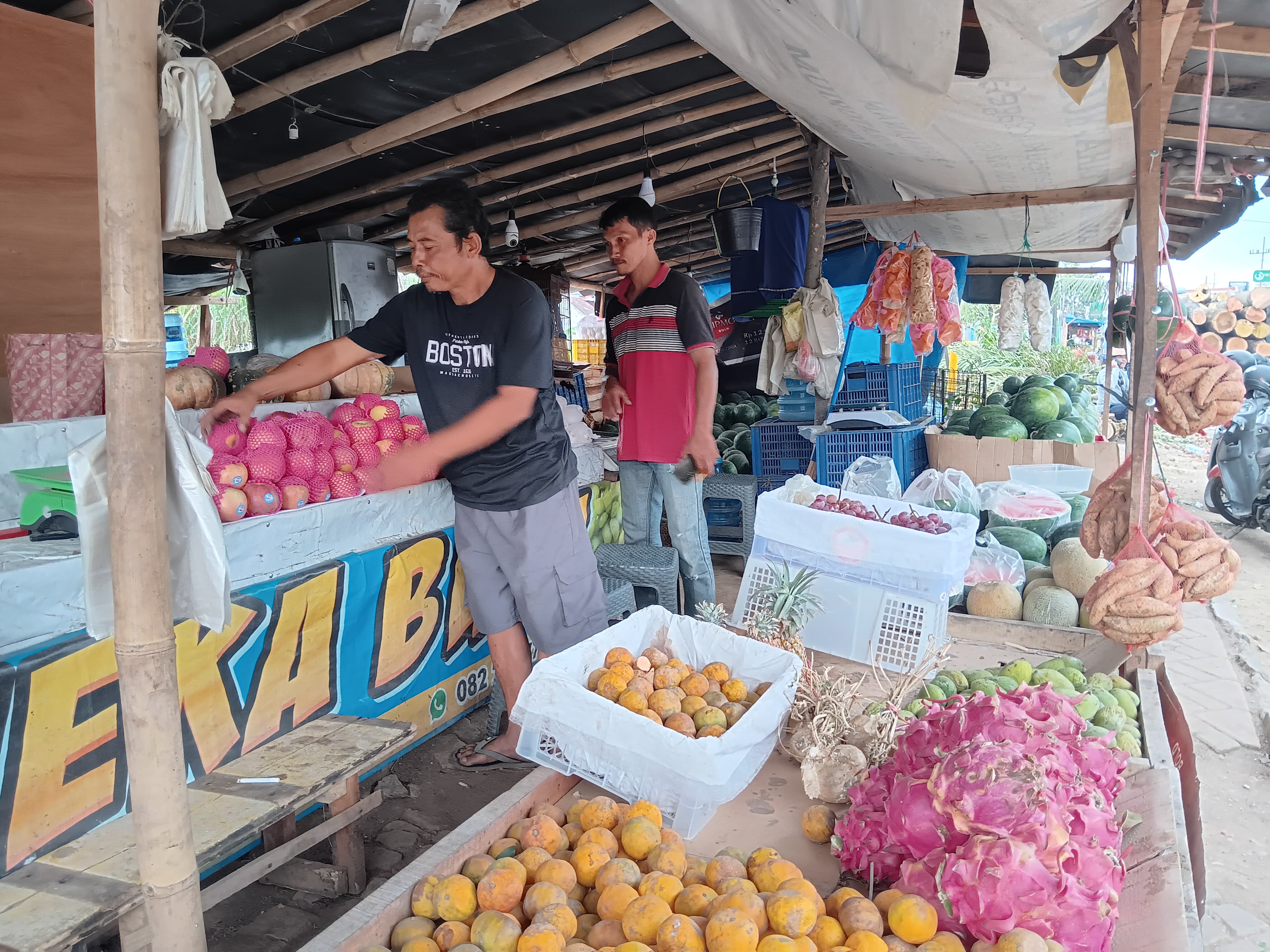 SIAP-SIAP: Pedagang buah di tepi Jalan Dr Wahidin, Desa Gondanglegi Kulon, Kecamatan Gondanglegi siap boyongan.