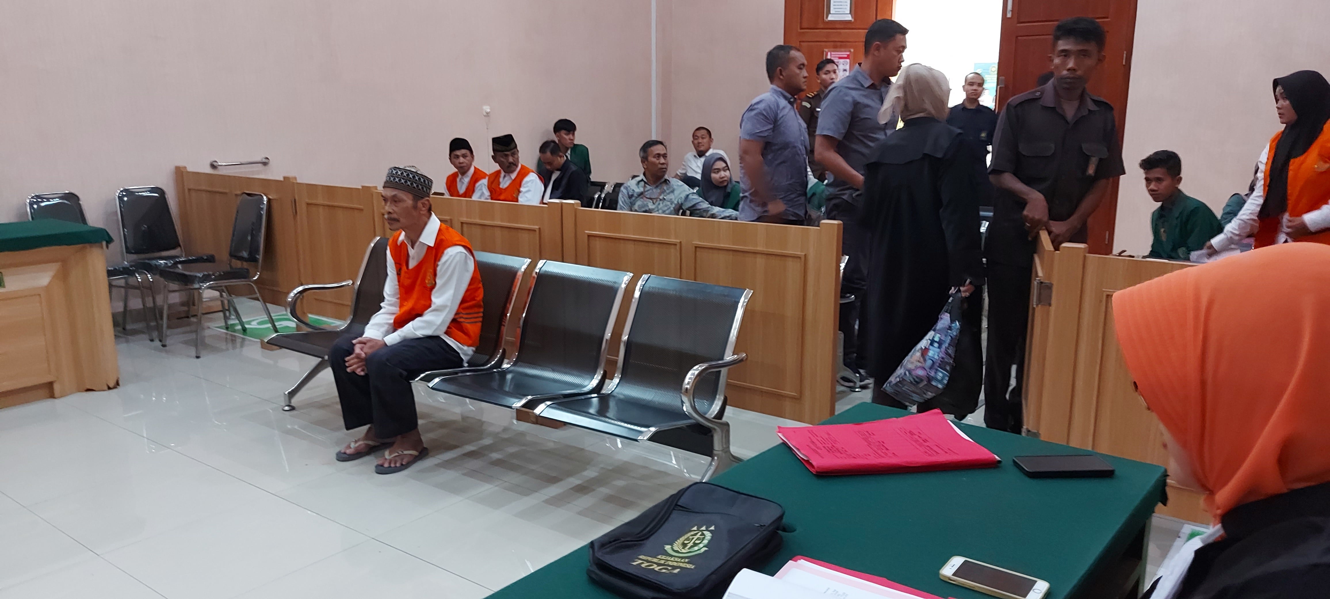 PENIPUAN: Rinang Pujiono menjalani sidang di Pengadilan Negeri (PN) Kepanjen kemarin (5/9).
