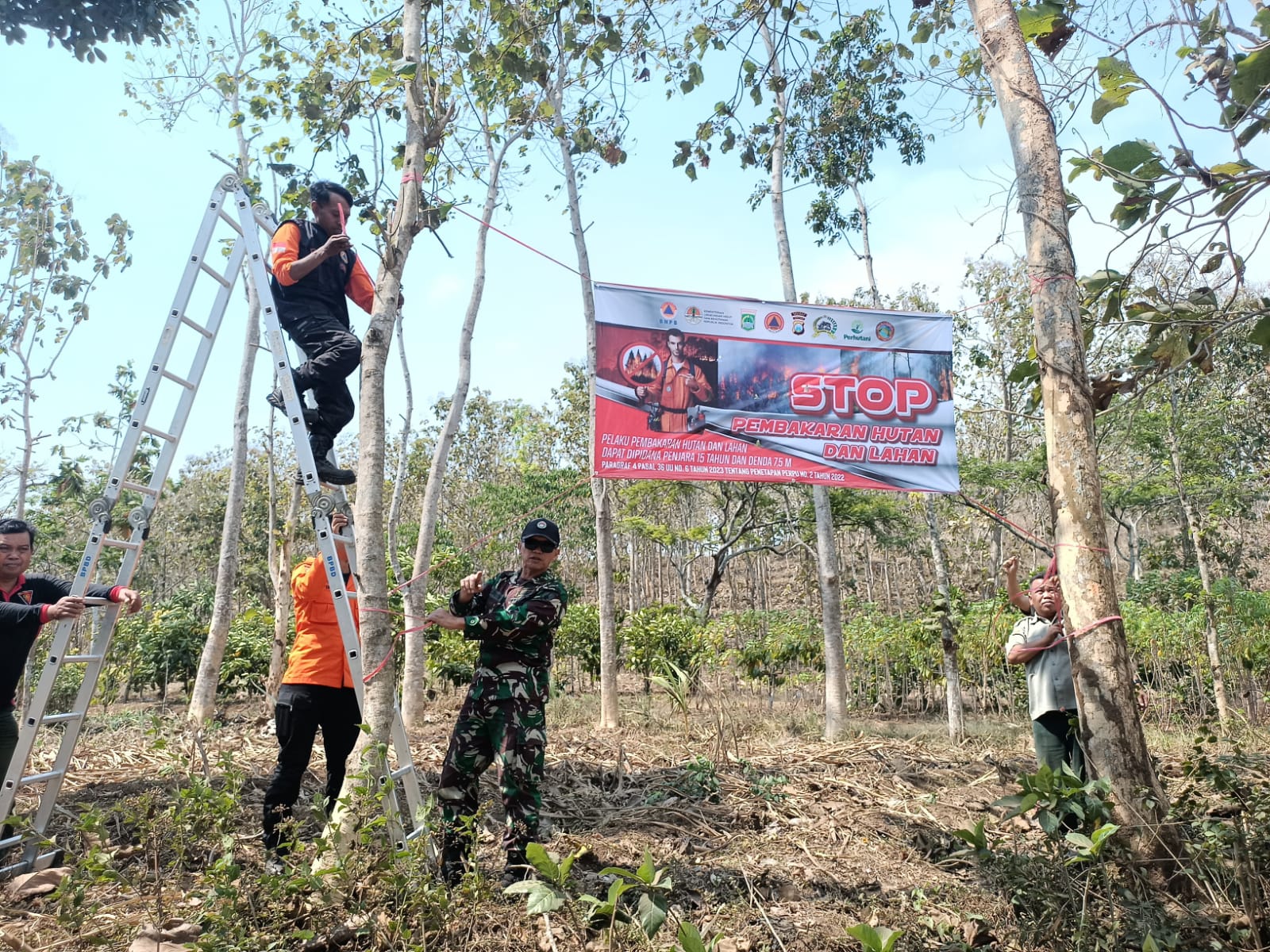 ANTISIPASI KEBAKARAN: Tim dari BPBD Kabupaten Malang bersama polisi dan TNI memasang banner imbauan di Desa Sumberejo, Kecamatan Pagak, kemarin (5/9).