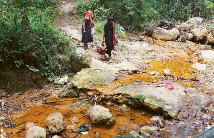 HAMPIR KERING: Debit sungai di Desa Sumberagung, Kecamatan Sumbermanjing Wetan mengecil selama kemarau. Airnya memiliki endapan berwarna kuning.