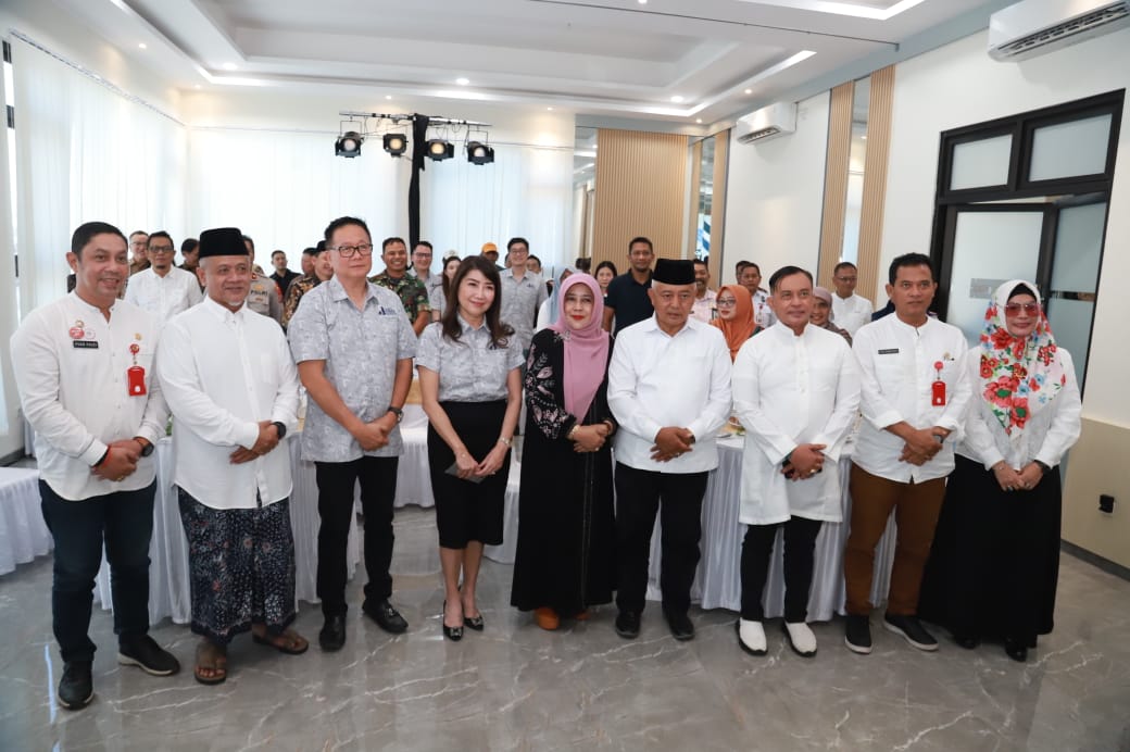 BERSINERGI: Direktur Utama CV Agro Sumber Makmur Jimmy Gunawan (tiga dari kiri) bersama pejabat Pemkab Malang dan tokoh masyarakat.