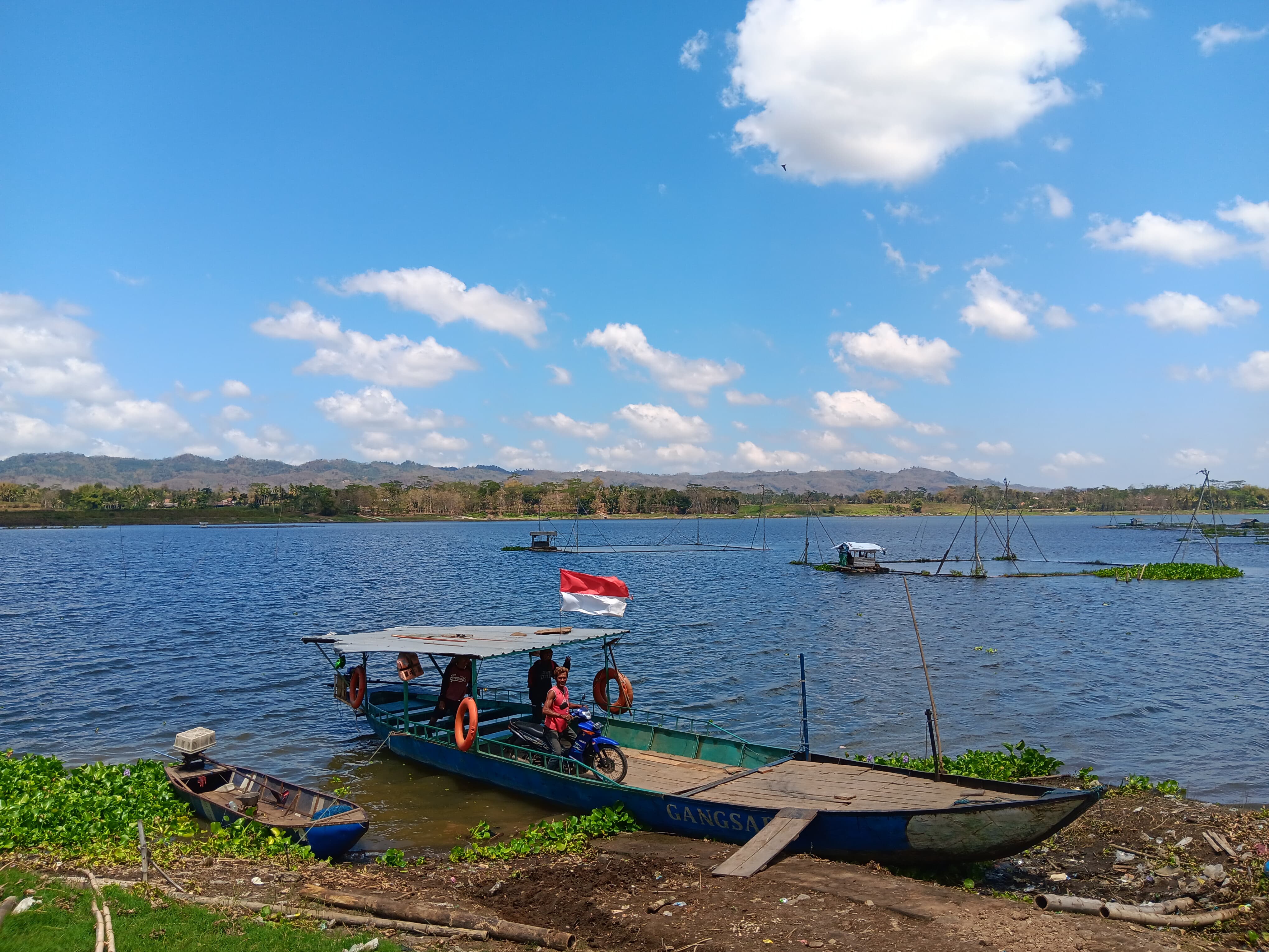FASILITAS: Seorang warga menyeberang menggunakan perahu di waduk Karangkates, Kecamatan Sumberpucung. Di area tersebut ada ruang edukasi ibu-ibu hamil