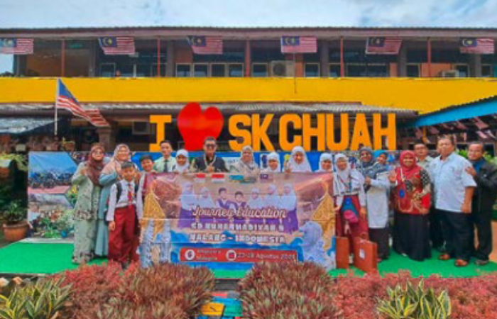 TIMBA PENGALAMAN: Rombongan SD Muhammadiyah 9 Panglima Sudirman Malang disambut oleh Sekolah Kebangsaan Chuah Malaysia