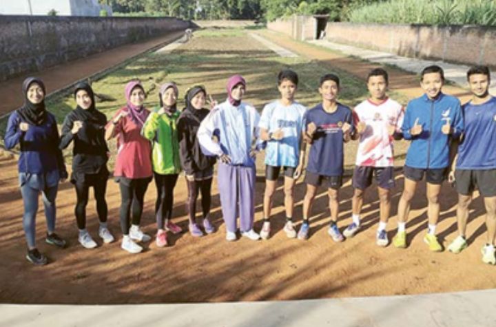REALISTIS: Atlet PASI Kabupaten Malang bersiap menjalani latihan di lintasan jalan cepat daerah Tumpang, Kabupaten Malang, kemarin.