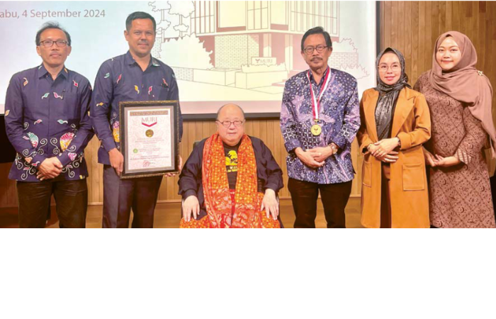 PECAHKAN MURI: Rektor UIN Maliki Malang Prof Dr H M. Zainuddin MA (tiga dari kiri) dan perwakilan Tim Maliki Indisiplinary Journal (MIJ) foto bersama dengan Jaya Suprana (tengah).
