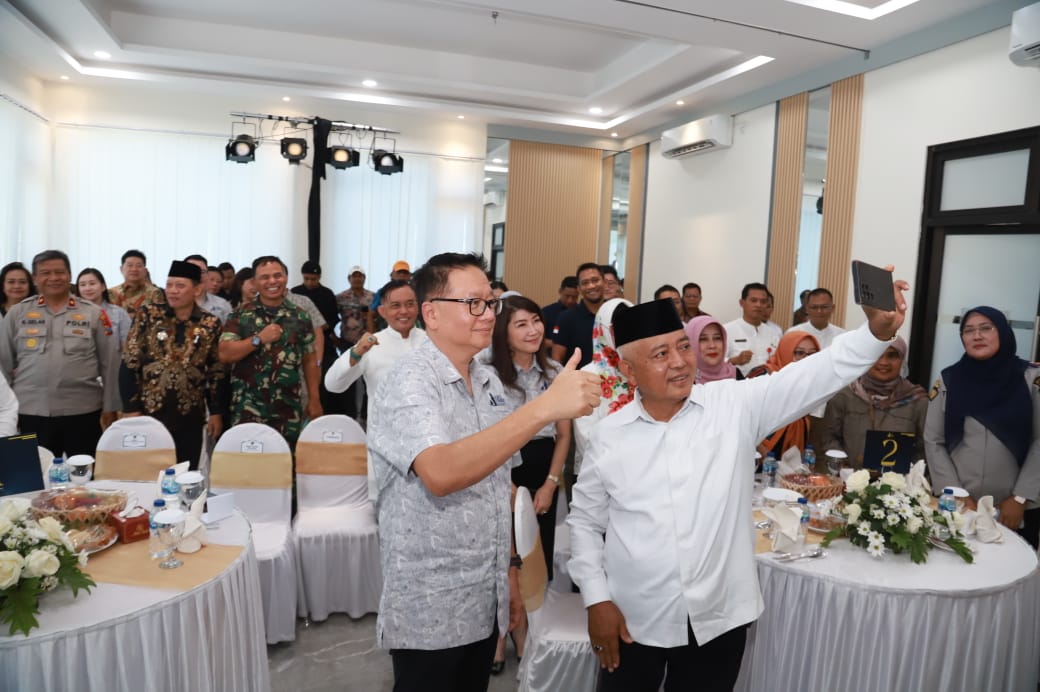 JALIN KEAKRABAN: Bupati Malang H M. Sanusi mengajak Direktur Utama CV Agro Sumber Makmur Jimmy Gunawan (kiri) foto bersama di sela peresmian kantor dan gundang baru kemarin (6/9).