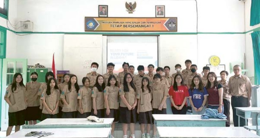 PELOPOR : Salah satu alumni SMAK Kolose Santo Yusup dari Universitas Surabaya (UBAYA) mempromosikan kampusnya di acara Ekspo Perguruan Tinggi, Jumat (6/9).