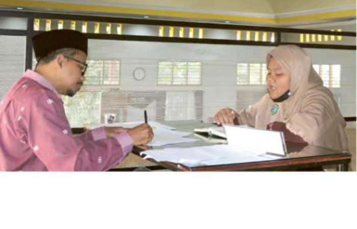 TAHAP PERTAMA: Salah satu guru Madrasah Diniyah ArRohmah menguji bacaan Alquran siswinya, beberapa waktu lalu.