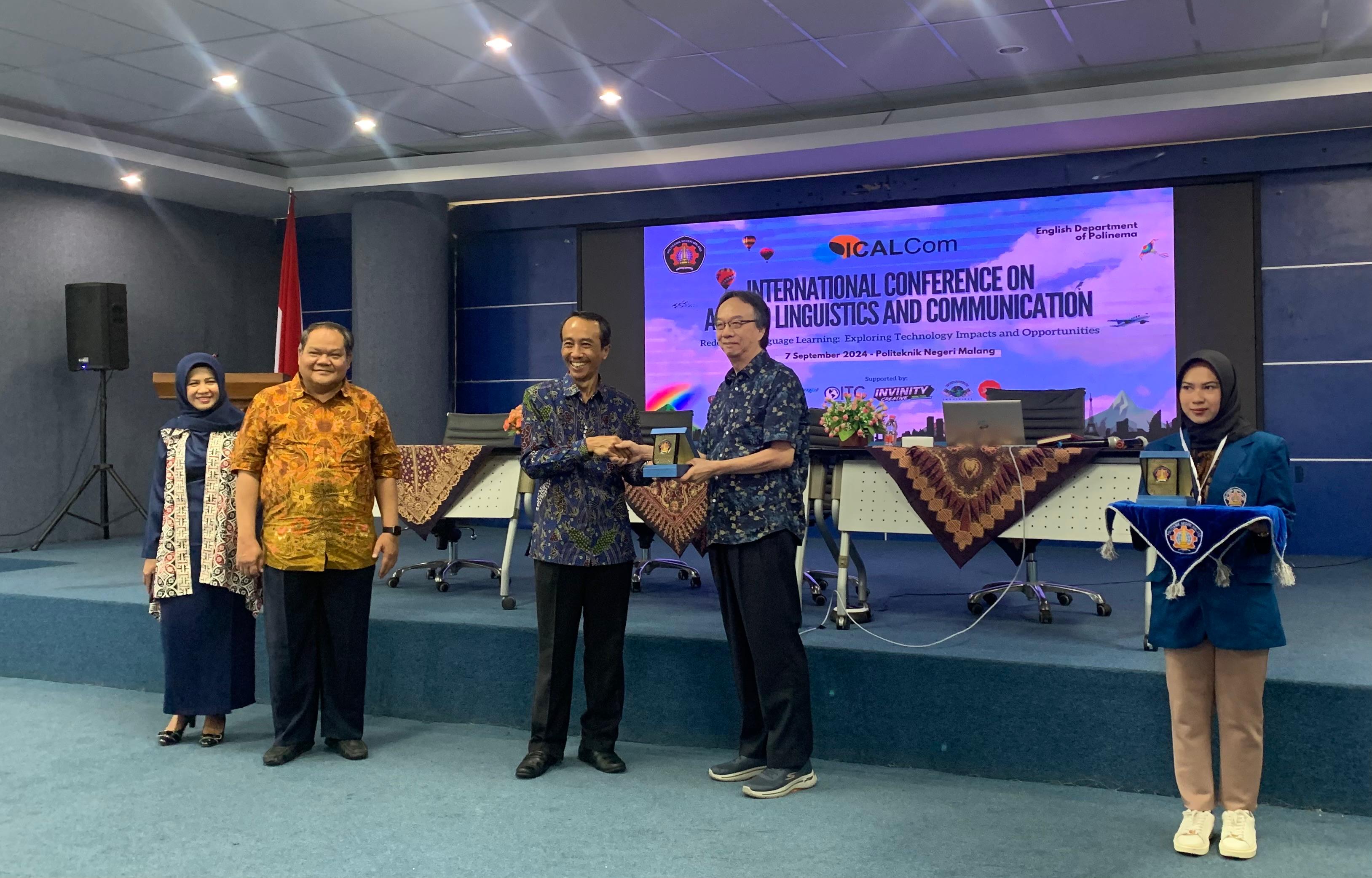 Direktur Polinema menyerahkan cinderamata kepada Profesor asal Nanyang University saat pembukaan acara ICALCom 2024.