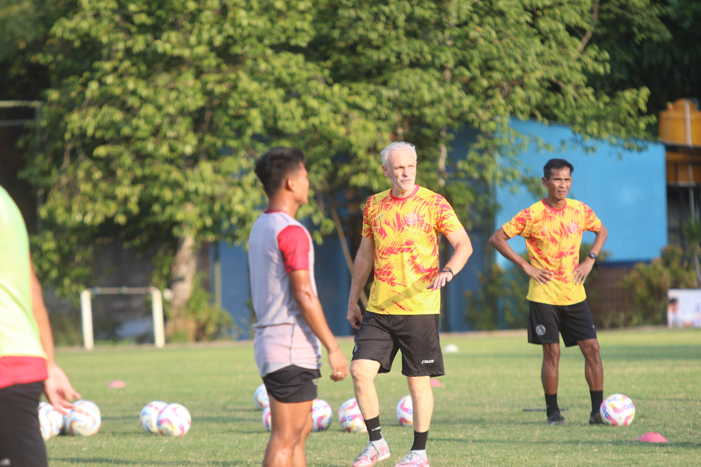 MEMBAHAGIAKAN: Joel Cornelli memberikan instruksi dalam sesi latihan tim di ARG Soccer Field, Lawang, Jumat lalu (6/9).