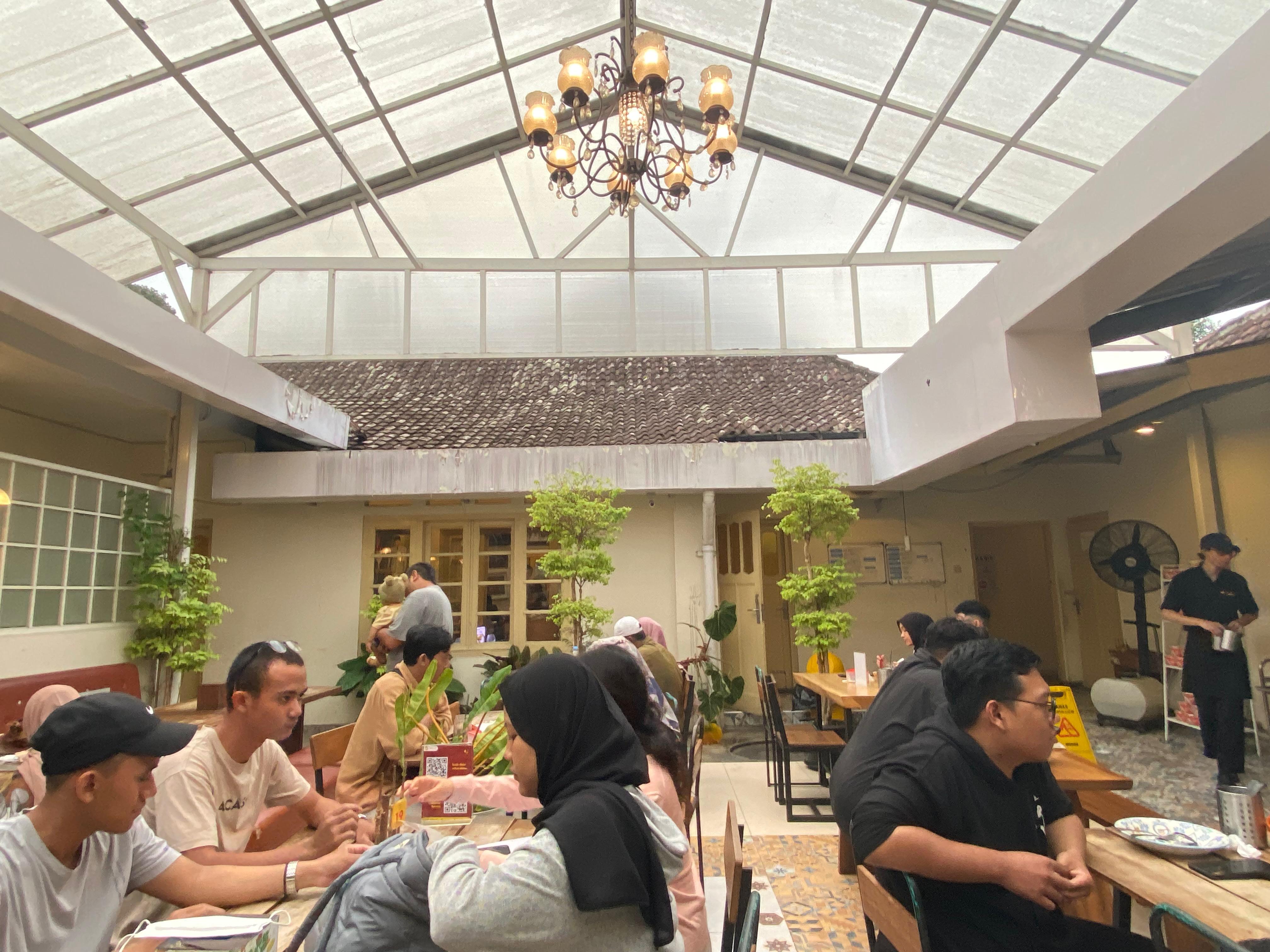 Suasana Cozy di Seblak Mamang Ndut Malang.