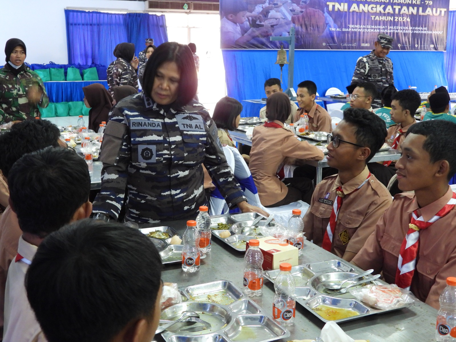 Danlanal Malang (Danlanal) Kolonel Laut (KH/W) Rinanda Sintasari., S.Sos., M.Tr.A.P.,  saat berbincang dengan pelajar setelah makan siang bergizi secara serentak
