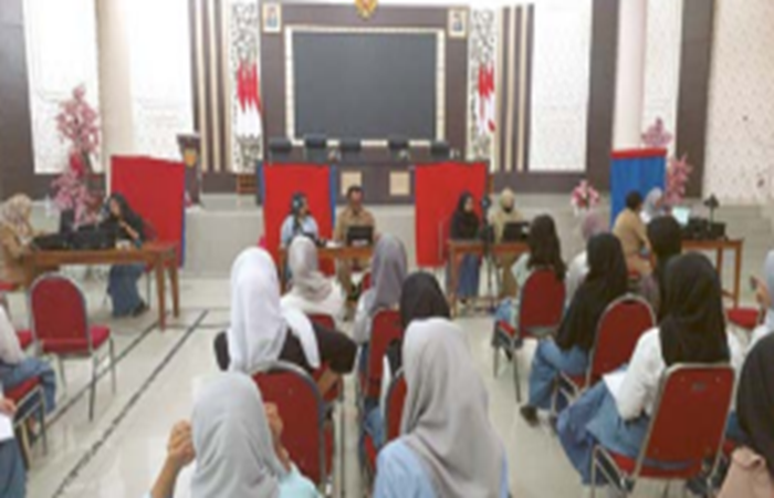 TERUS DIKEBUT: Siswa SMKN 2 Malang antre melakukan perekaman E-KTP di aula sekolah pekan lalu.