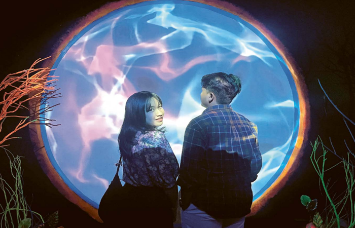 TAK PERNAH SEPI: Salah satu pasangan muda-mudi berpose di wahana Millenial Glow Garden di Jatim Park 3, beberapa hari lalu.