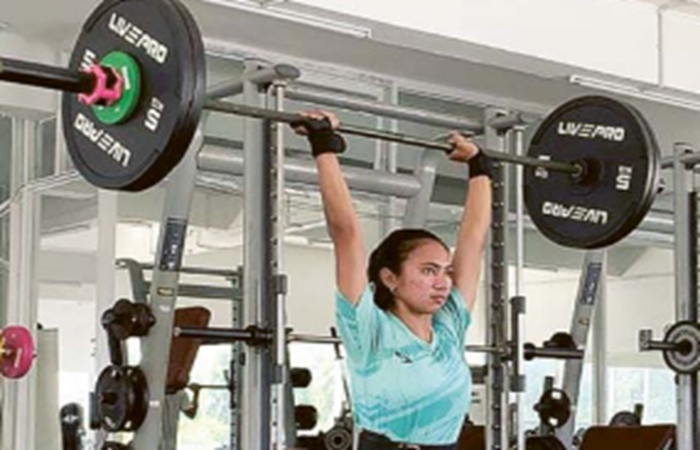 FOKUS TERBAGI: Atlet Atletik Kota Malang Faustina Samponwenan Fanny Angwarmase latihan angkat beban dalam Puslatda Jatim di Surabaya, pekan lalu.
