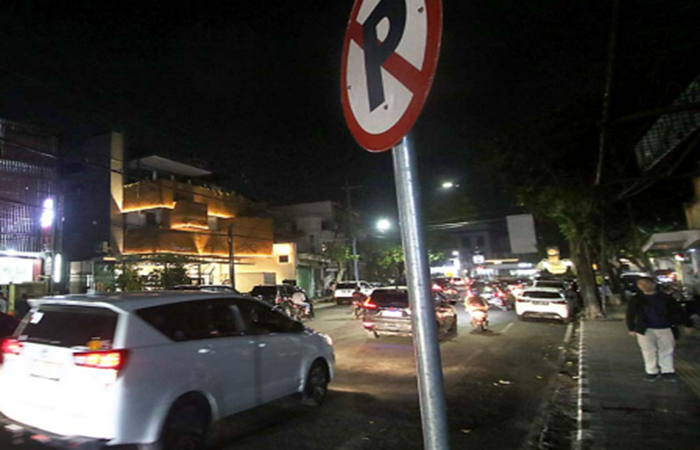 PROBLEM LAMA: Pemkot Malang sudah memasang rambu larangan parkir di Jalan Semeru, tapi masih sering dilanggar.