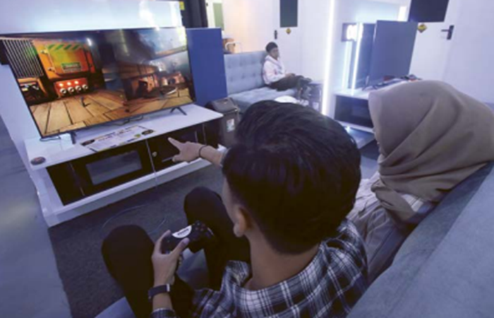 SENSASI BARU: Dibuka sejak Juli lalu, Abel PS Game Center di ruko Apartemen Begawan tak pernah sepi pengunjung.
