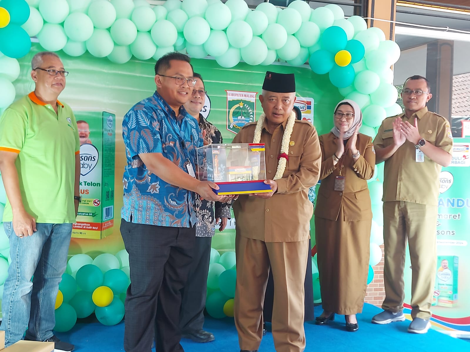 IKUT CEGAH STUNTING: Branch Manager Indomaret Williandi (dua dari kiri) menyerahkan cenderamata kepada Bupati Malang H M. Sanusi kemarin.