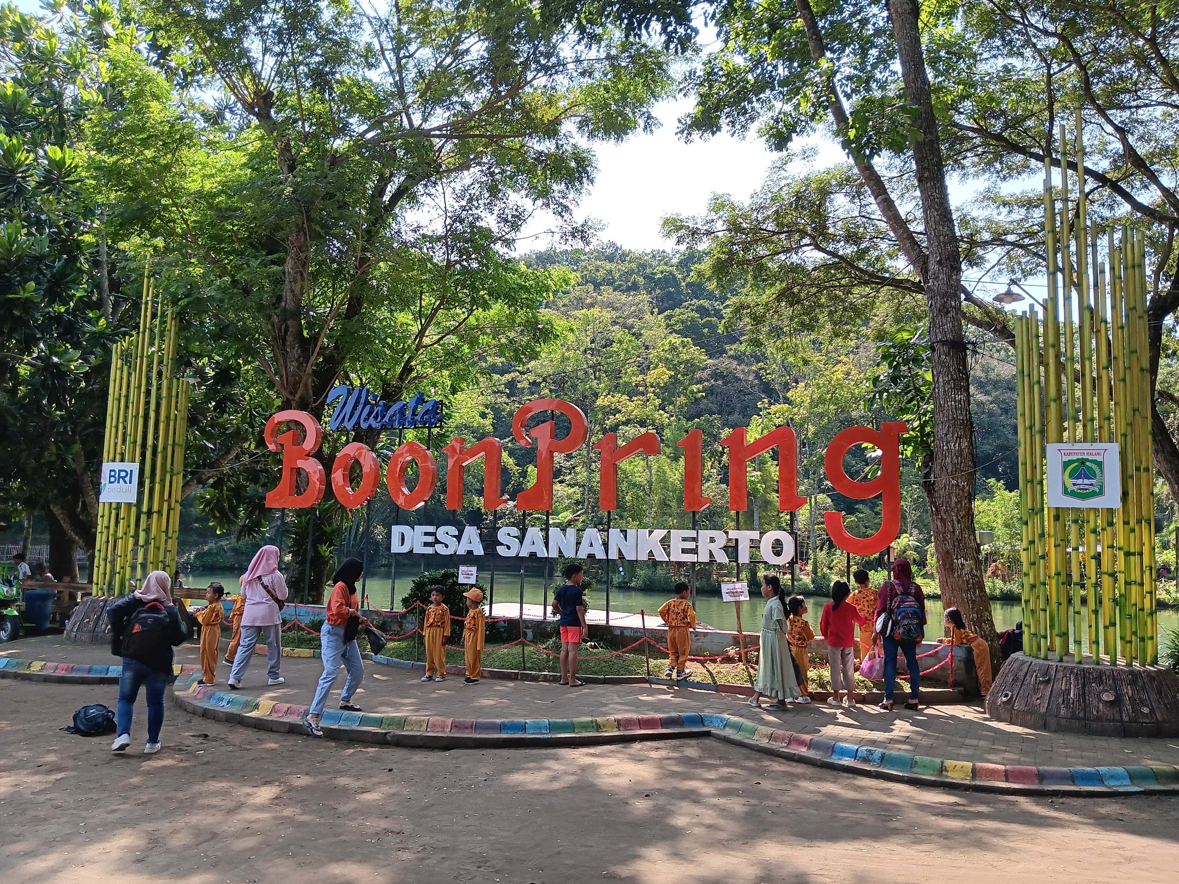 DESA WISATA: Wisatawan anak-anak bersantai di wisata Boon Pring, Desa Sanankerto, Kecamatan Turen, Kabupaten Malang.