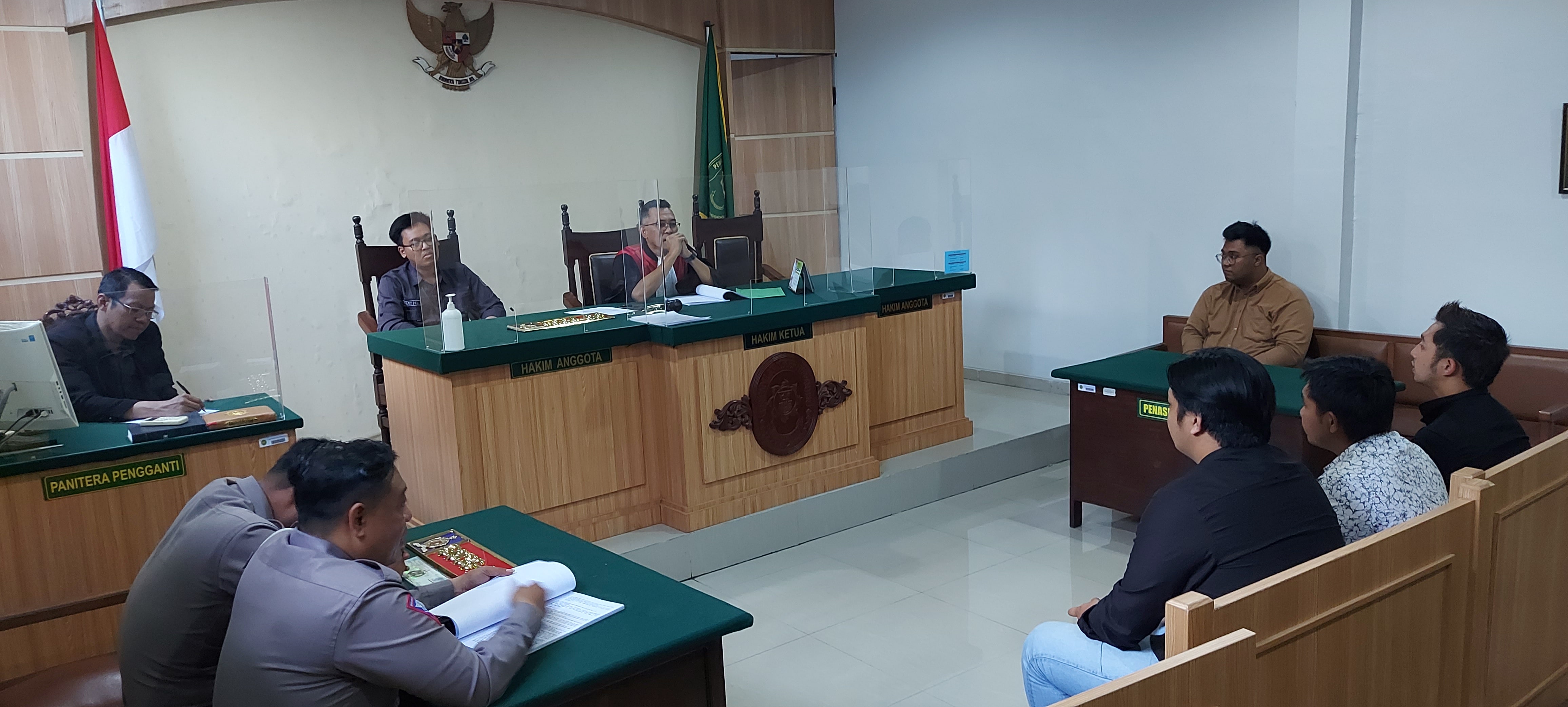 TIPIRING: Pengemudi Mitsubishi Pajero Syams Rachmasandi (baju cokelat) mendengarkan hakim PN Kepanjen membacakan vonis kemarin (11/9).