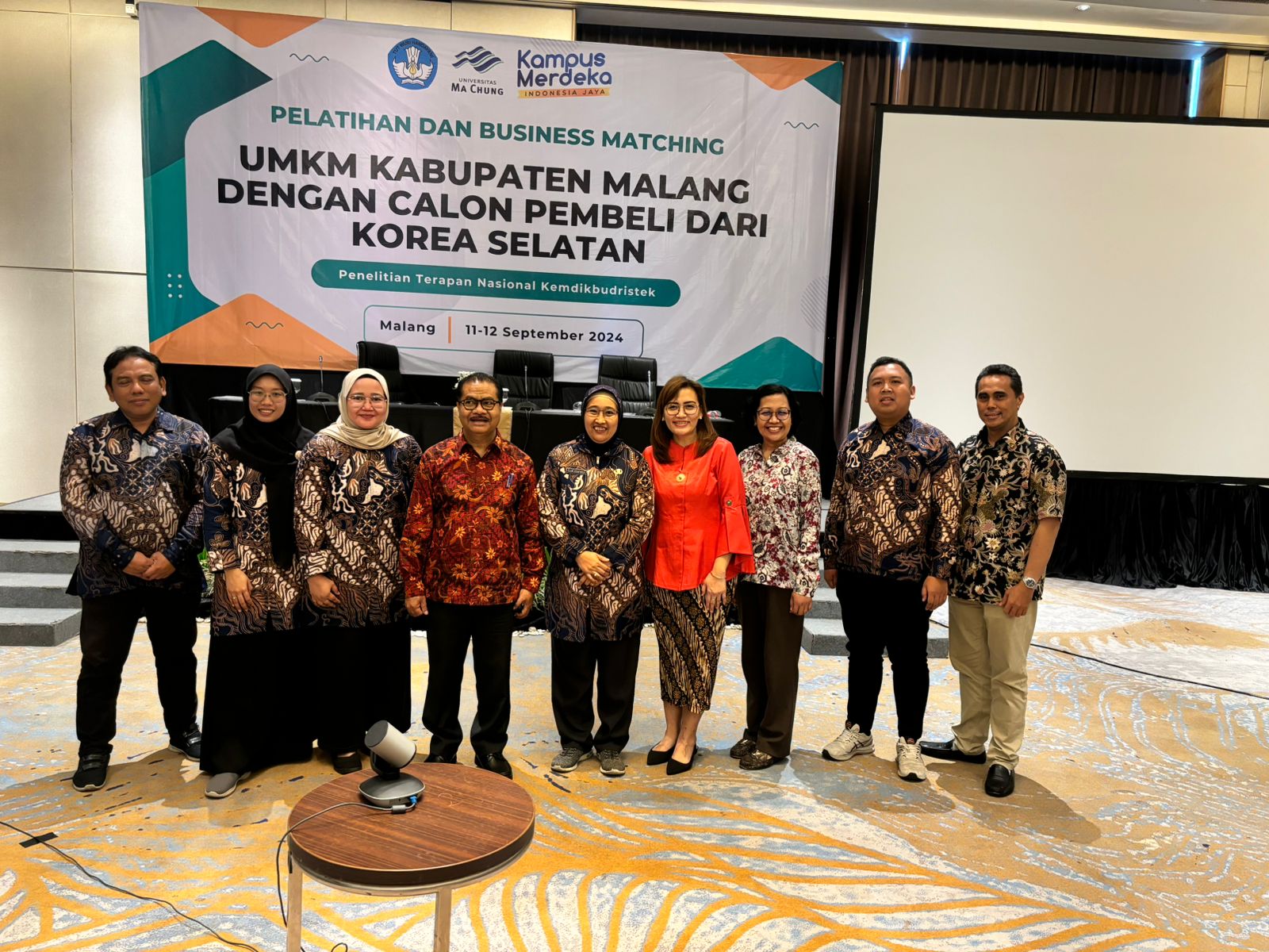 PERAN KAMPUS: Rektor Universitas Ma Chung Prof Dr Ir Stefanus Yufra M. Taneo MS MSc (empat dari kiri) bersama para pelaku UMKM di Hotel Atria kemarin (11/9).