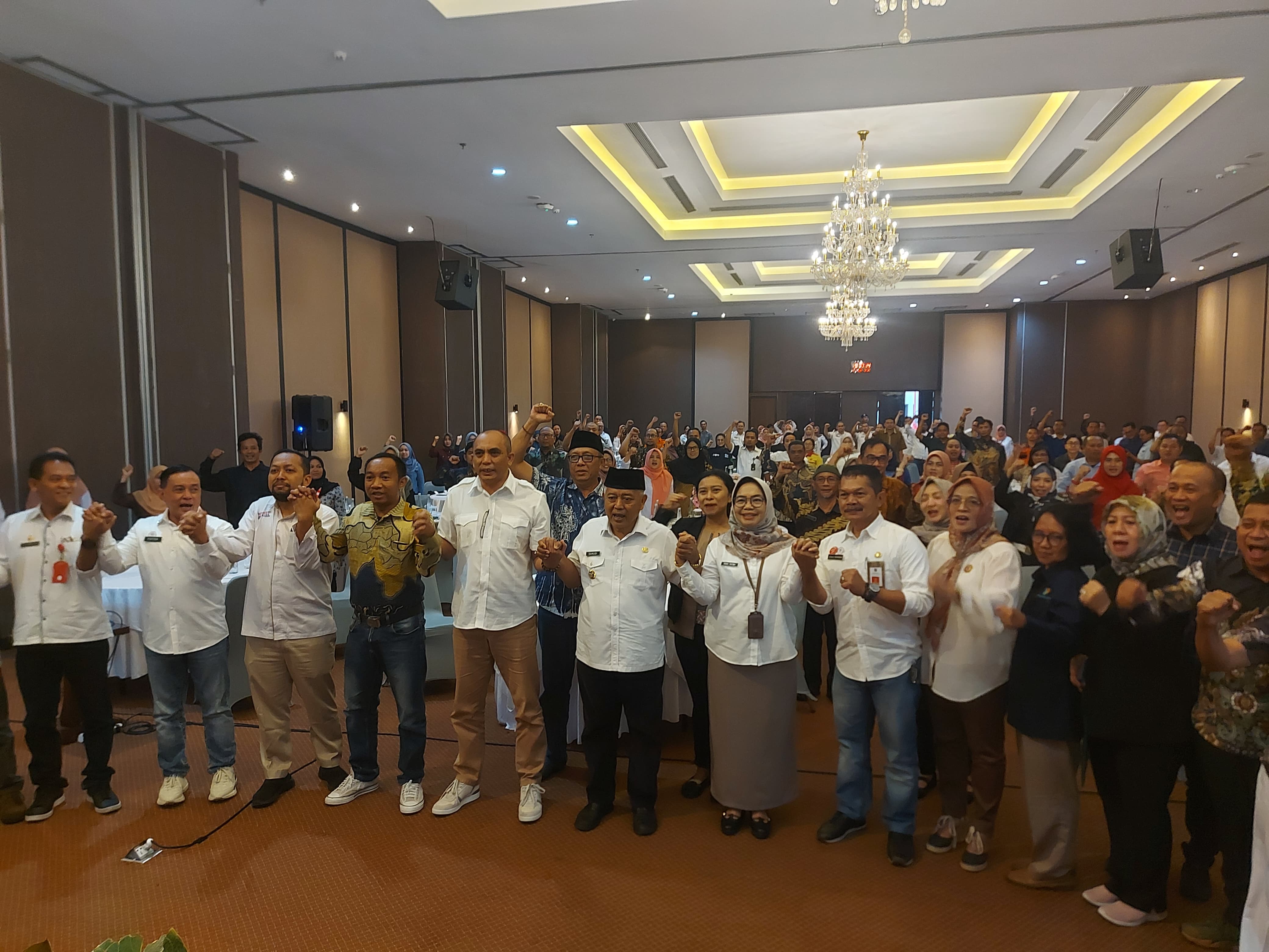 LIBATKAN PENGUSAHA: Bupati Malang H M. Sanusi (tengah) bersama Kepala Disnaker Kabupaten Malang Yoyok Wardoyo (dua dari kiri) dan anggota Forum Komunikasi Ketenagakerjaan kemarin.