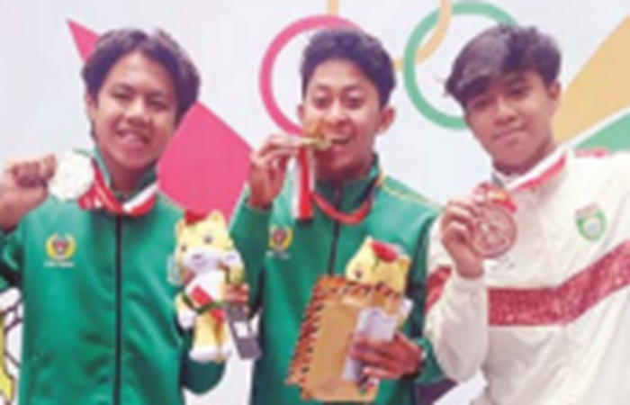 HASIL BAGUS: Pandu Satrio Perkasa (kiri) dan Dois Audi Fikriansyah (tengah) menunjukkan medali yang mereka peroleh di nomor downhill PON XXI 2024, Senin lalu (9/9)