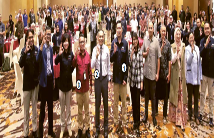 TEROBOSAN BARU: 1) Direktur RS Lavalette drg Indra Gunawan, 2) Direktur PT Nusantara Sebelas Medika dr Sunardjo, dan 3) Kepala BPJS Ketenagakerjaan Malang Widodo berfoto bersama para undangan, kemarin