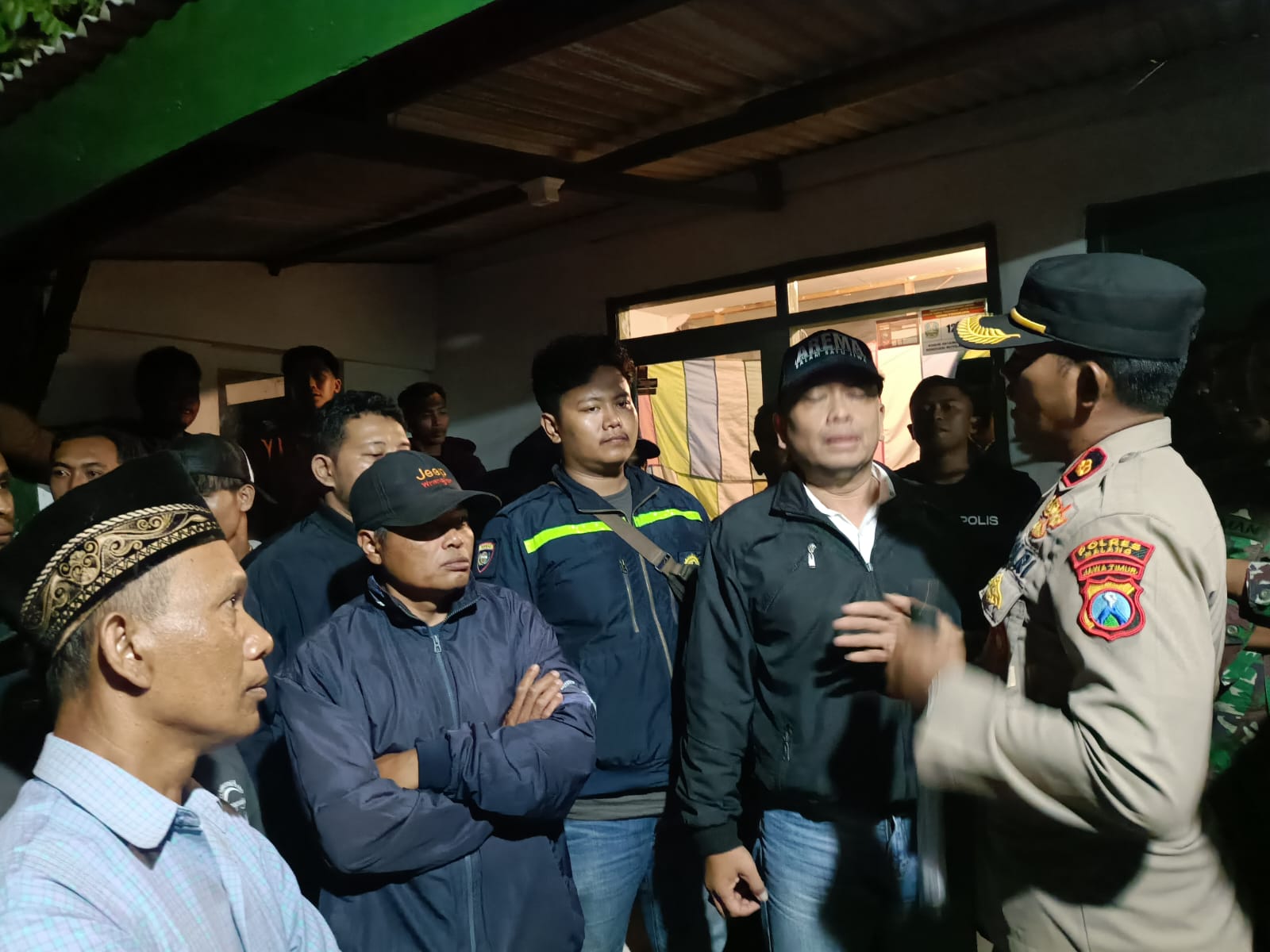 BAWA SAJAM: Polisi berada di lokasi untuk mengamankan Nurkholis sekaligus melerai warga acara bantengan, Desa Klampok, Kecamatan Singosari, Rabu malam (11/9)