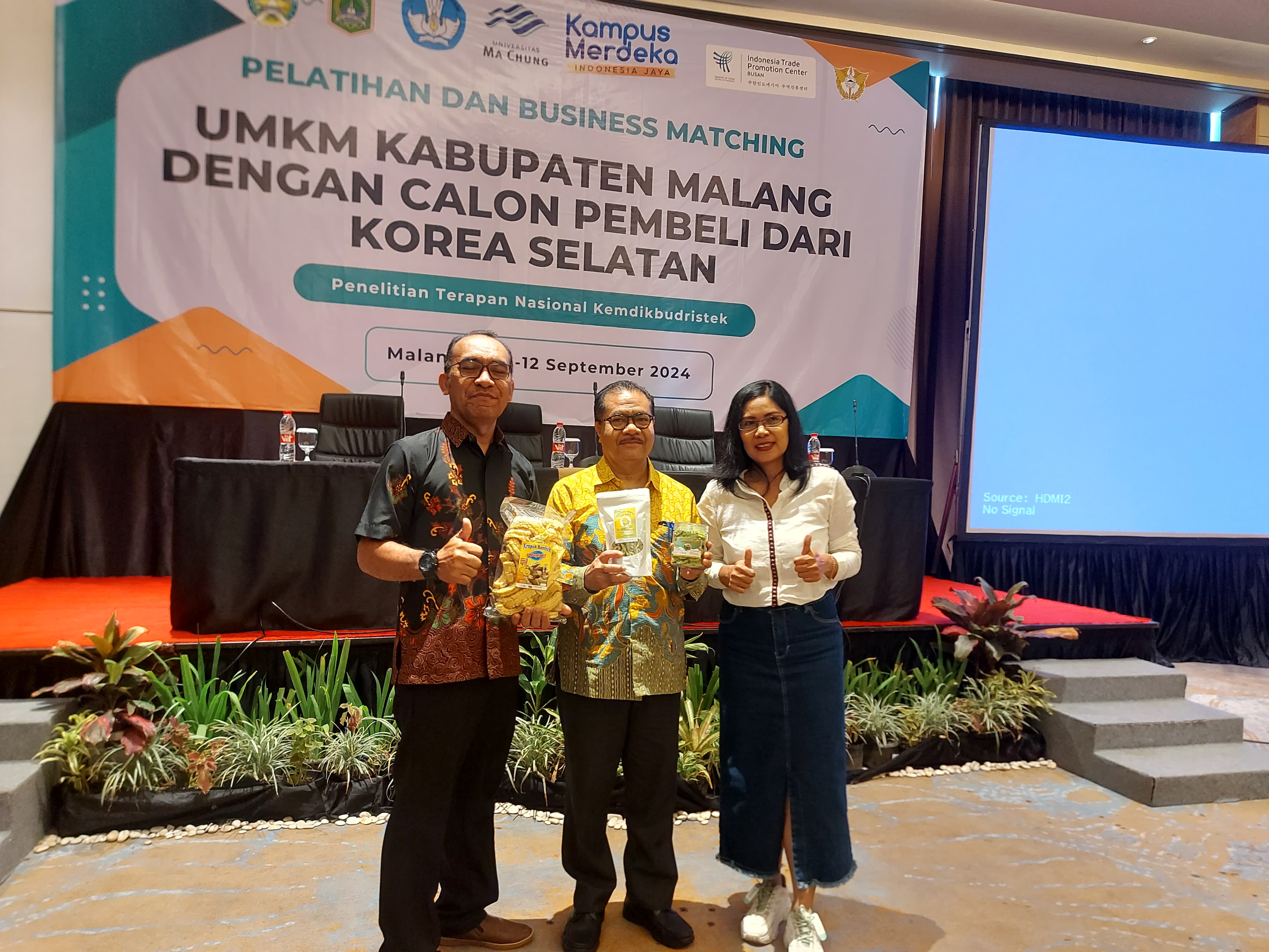 PASARKAN PRODUK LOKAL: Rektor Universitas Ma Chung Prof Dr Ir Stefanus Yufra M Taneo MS MSc (tengah) bersama pelaku UMKM di Hotel Atria Malang hari ini (12/9).