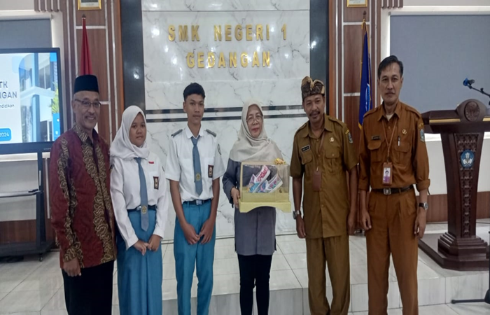 APRESIASI : Pemberian cendera mata dari perwakilan siswa SMKN 1 Gedangan, untuk kunjungan kerja perdana Kepala Cabdindik Provinsi Jatim Wilayah Kabupaten Malang Dr Dra Ema Sumiarti MSi,&nbsp;Selasa (10/9)