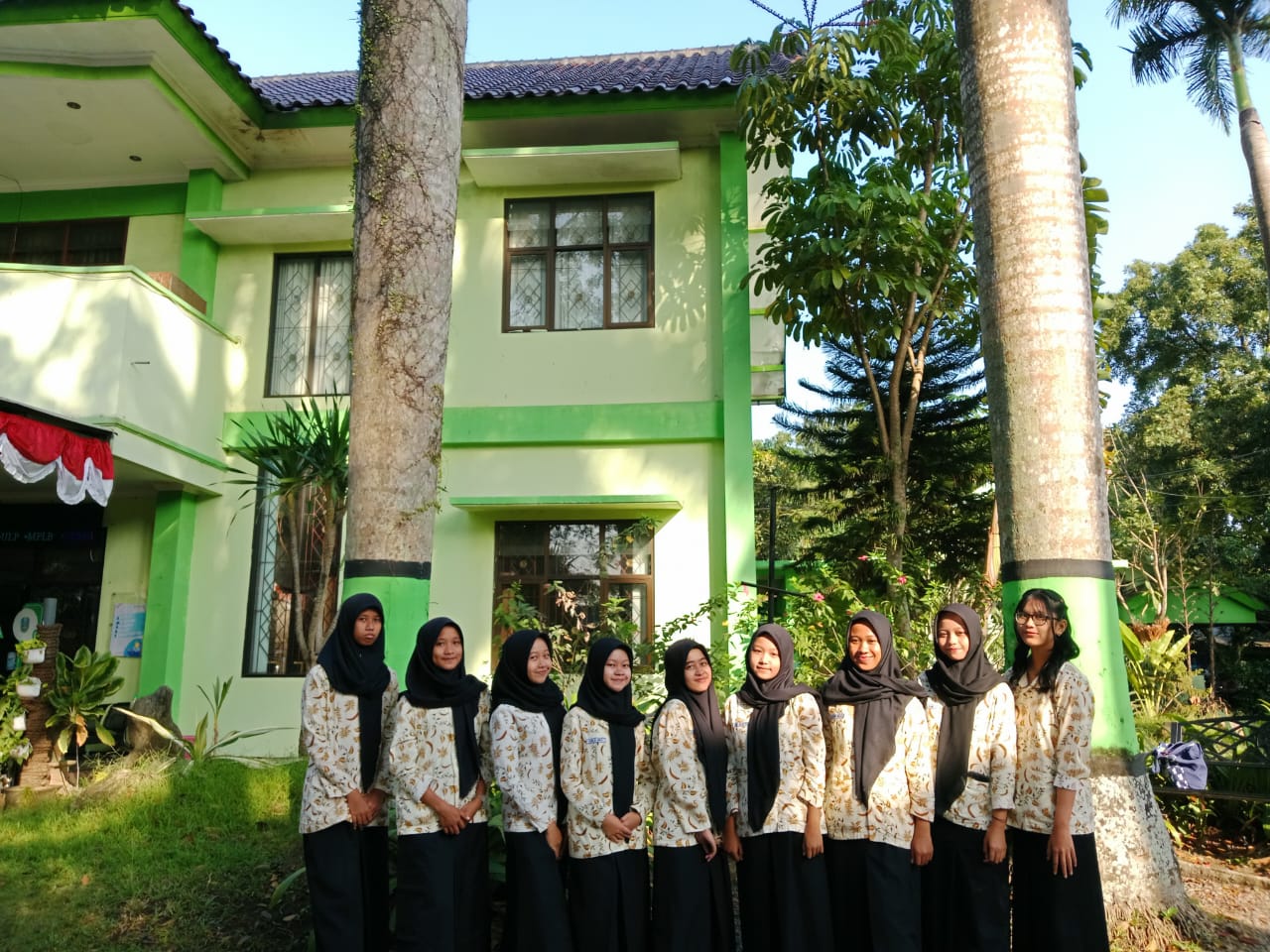 Para siswi SMKN 1 Malang berpose di halaman sekolah