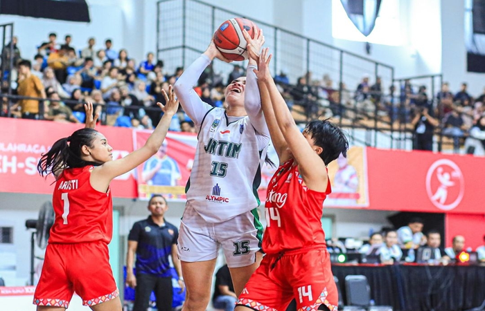 SUMBANG MEDALI: Amelia Ryan Ayu (tengah) mendapat pengawalan ketat pemain Jawa Tengah di babak semifinal basket putri 5X5 PON XXI, pekan lalu.