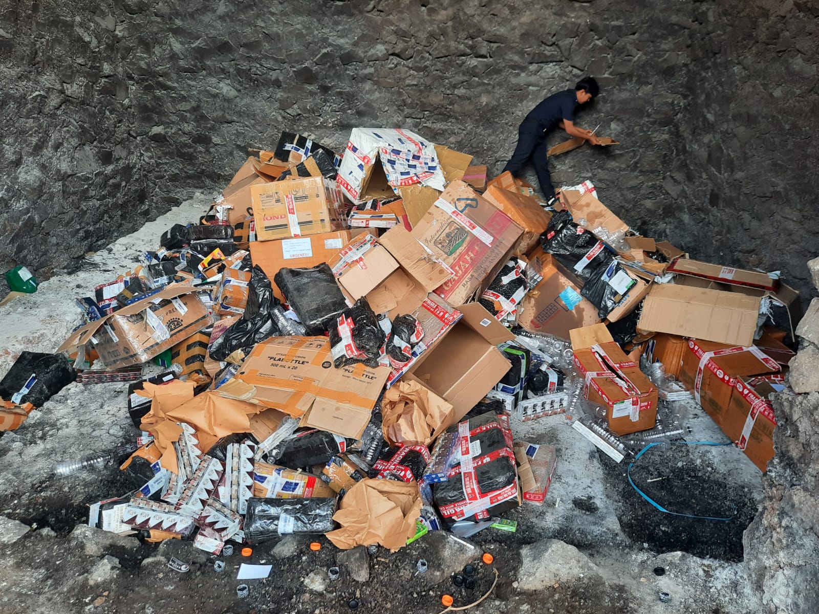 HASIL TANGKAPAN: Personel dari Bea Cukai Malang membakar jutaan batang ilegal di area PT Alam Sinar, Desa Gampingan, Kecamatan Pagak.