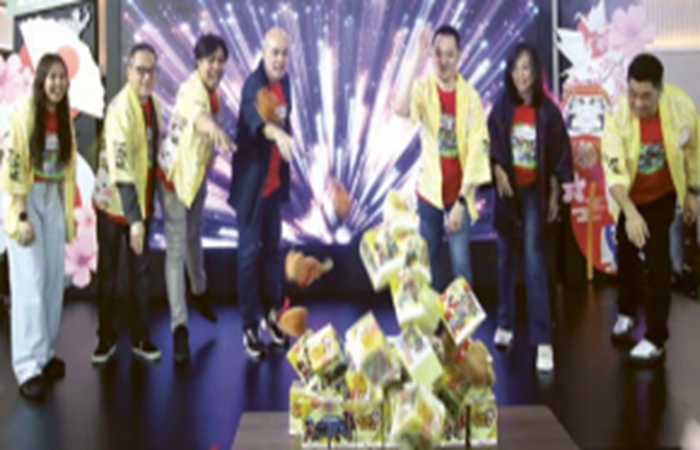 DONGKRAK PENJUALAN: Sesi melempar blind box dilakukan untuk membuka rangkaian event Honda Festipark di Mal Olympic Garden (MOG), Rabu malam (11/9)