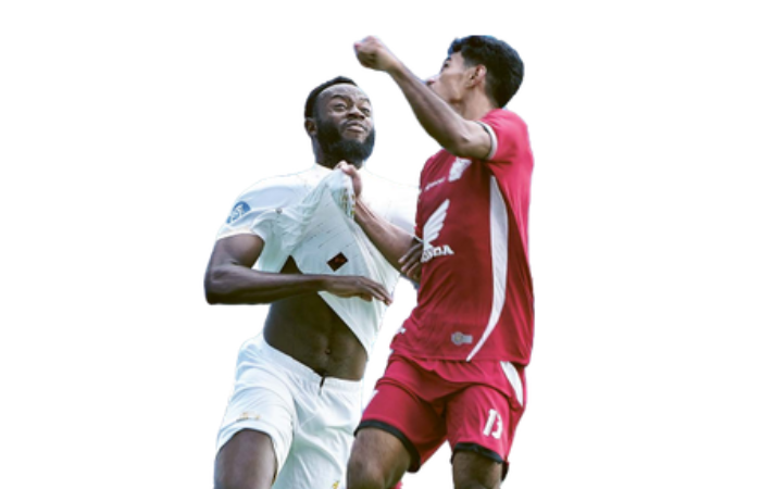 DIJAGA KETAT: Charles Lokolingoy melakukan duel udara dengan bek PSM Makassar Syahrul Lasinari pada  pertandingan pekan kelima BRI  Liga 1 di Stadion Batakan, Balikpapan, kemarin (15/9).